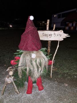 PRAZNIČNA OBČINA ŠKOFLJICA: lokalne skupnosti so okrasile smrečice v drevoredu pri zunanjem igrišču OŠ Škofljica